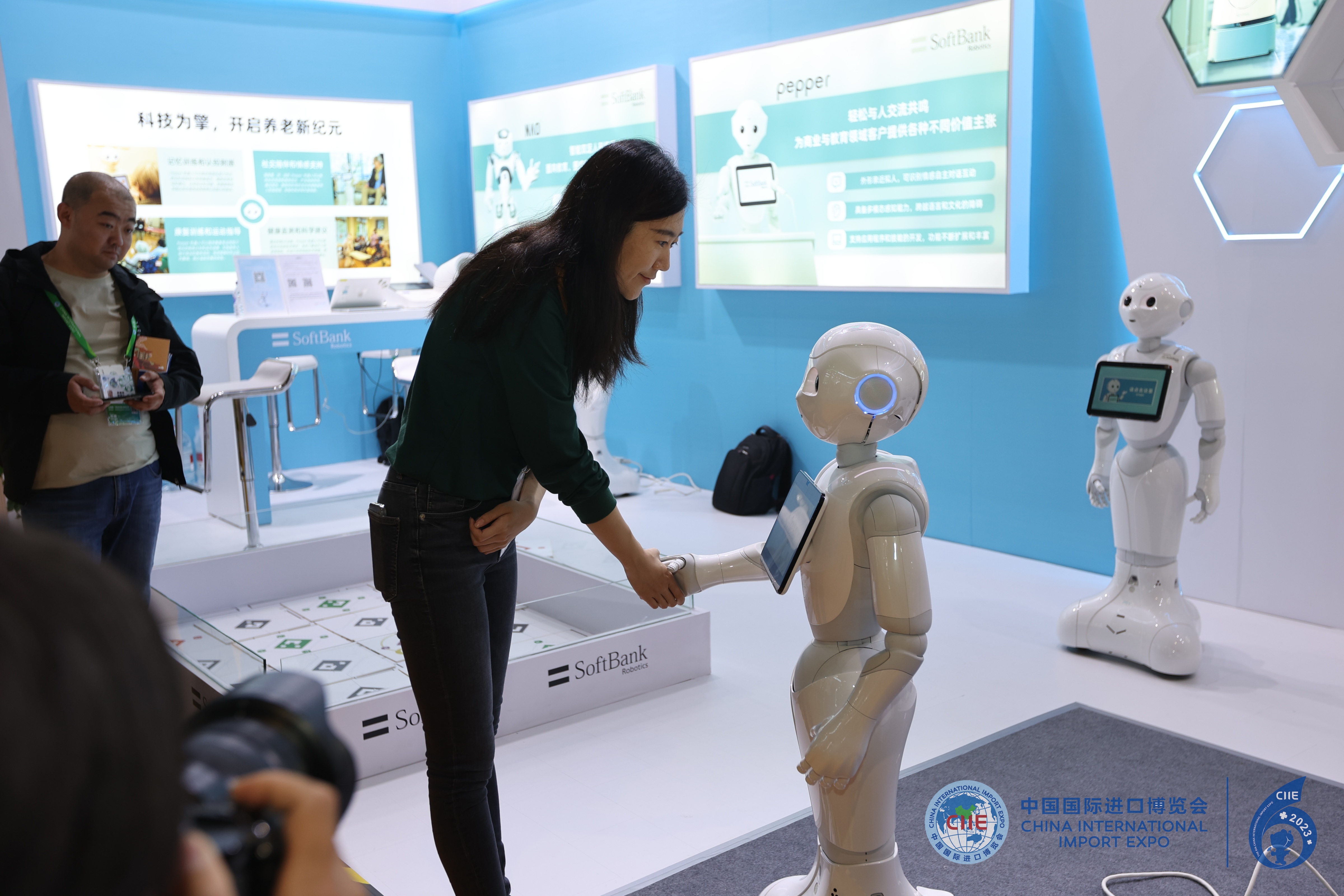 第六届进博会日本软银集团智能人形机器人Pepper.jpg
